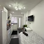 Private Mini Studio Room In Moseley