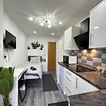 Private Mini Studio Room In Moseley