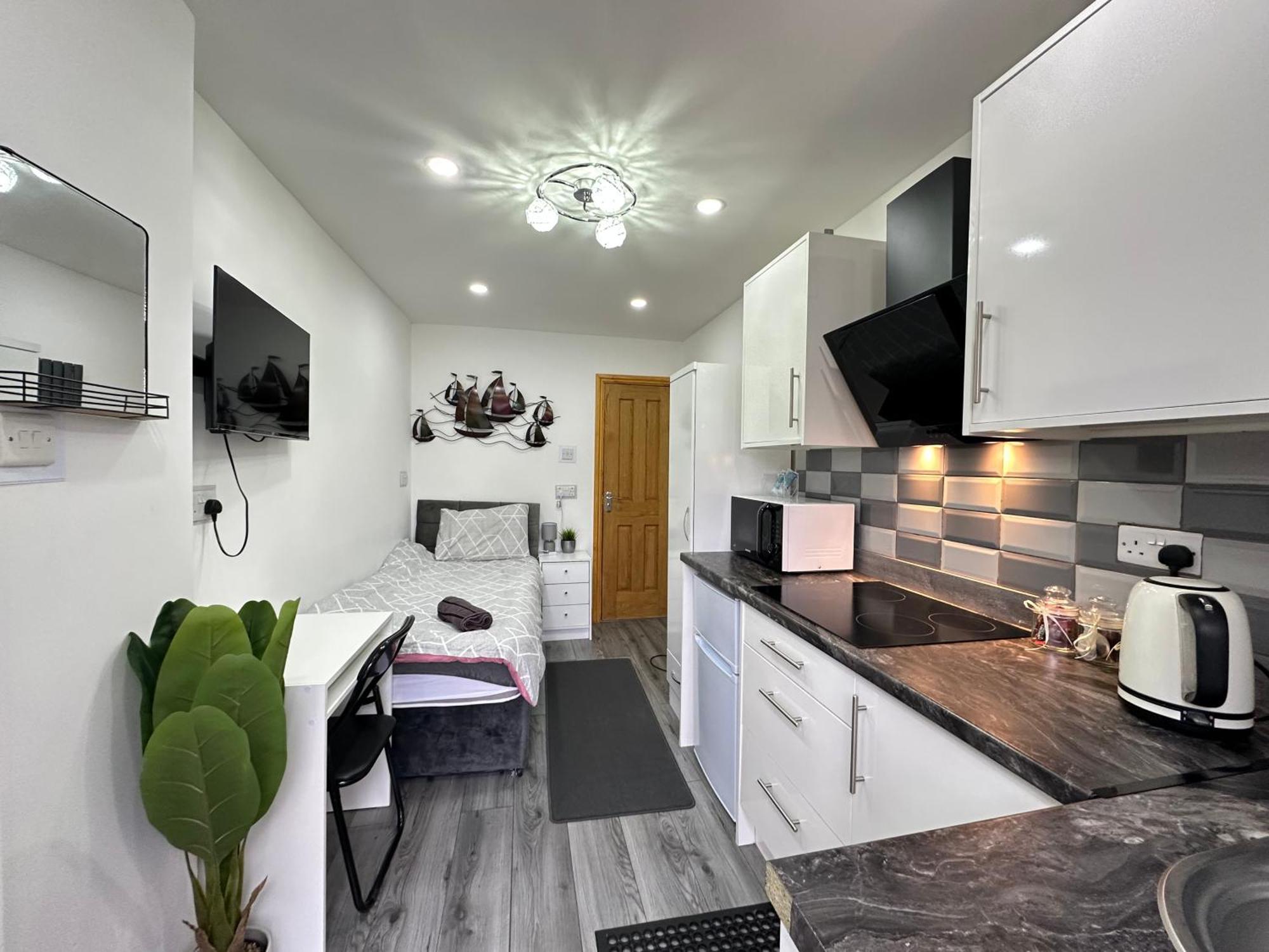 Private Mini In Moseley Guest house *