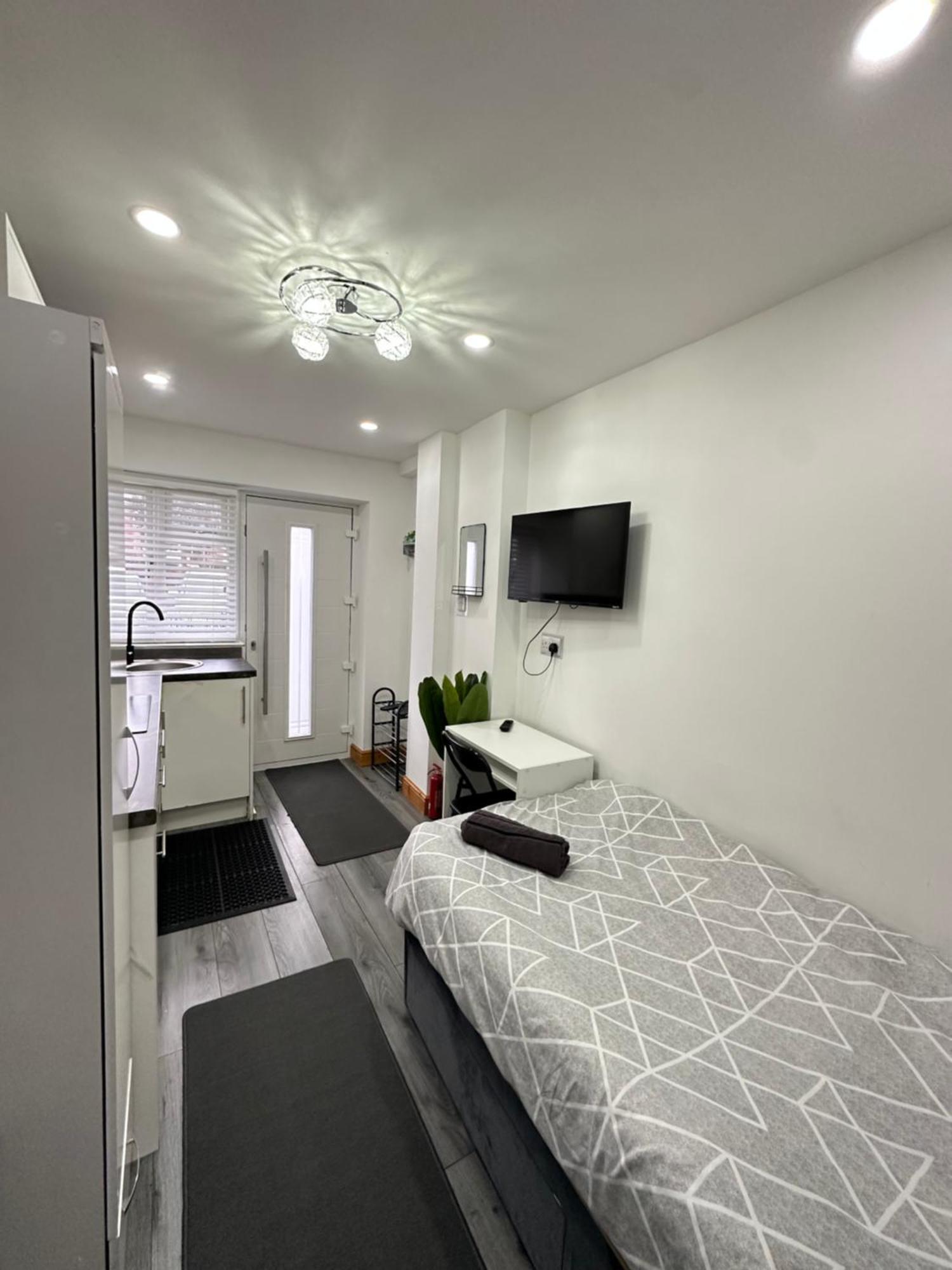 Private Mini In Moseley Guest house